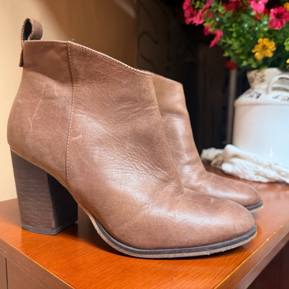 BP 7 1/2 genuine Leather Ankle Boots